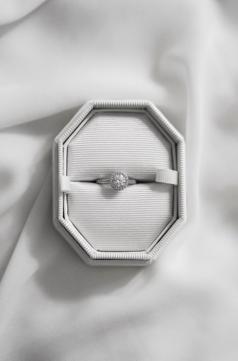 Anillo de oro blanco con piedra, en su estuche